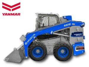 Φορτωτάκι τύπου Bobcat, με ικανότητα φόρτωσης 1160 kg, καμπίνα A/C, high-flow 137 L/min, ιταλικό υδροστατικό σύστημα PWG και κινητήρα Yanmar 70 hp.